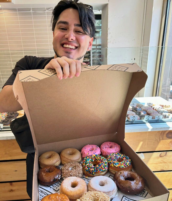 guide holding donut box