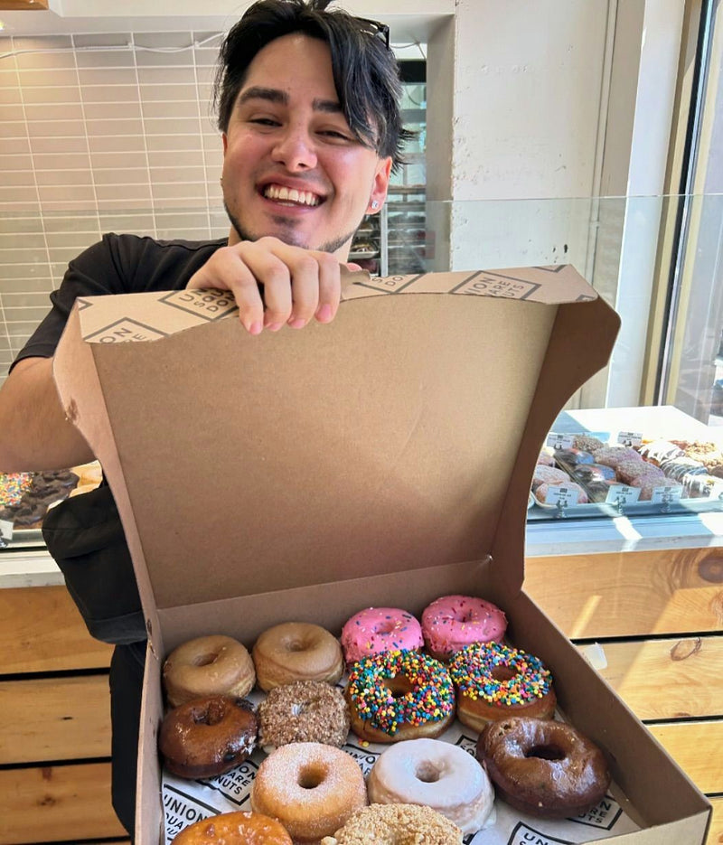 guide holding donut box