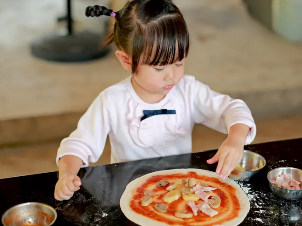 Kid making pizza.png