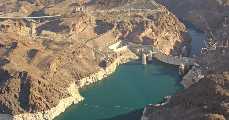 lake-between-canyons