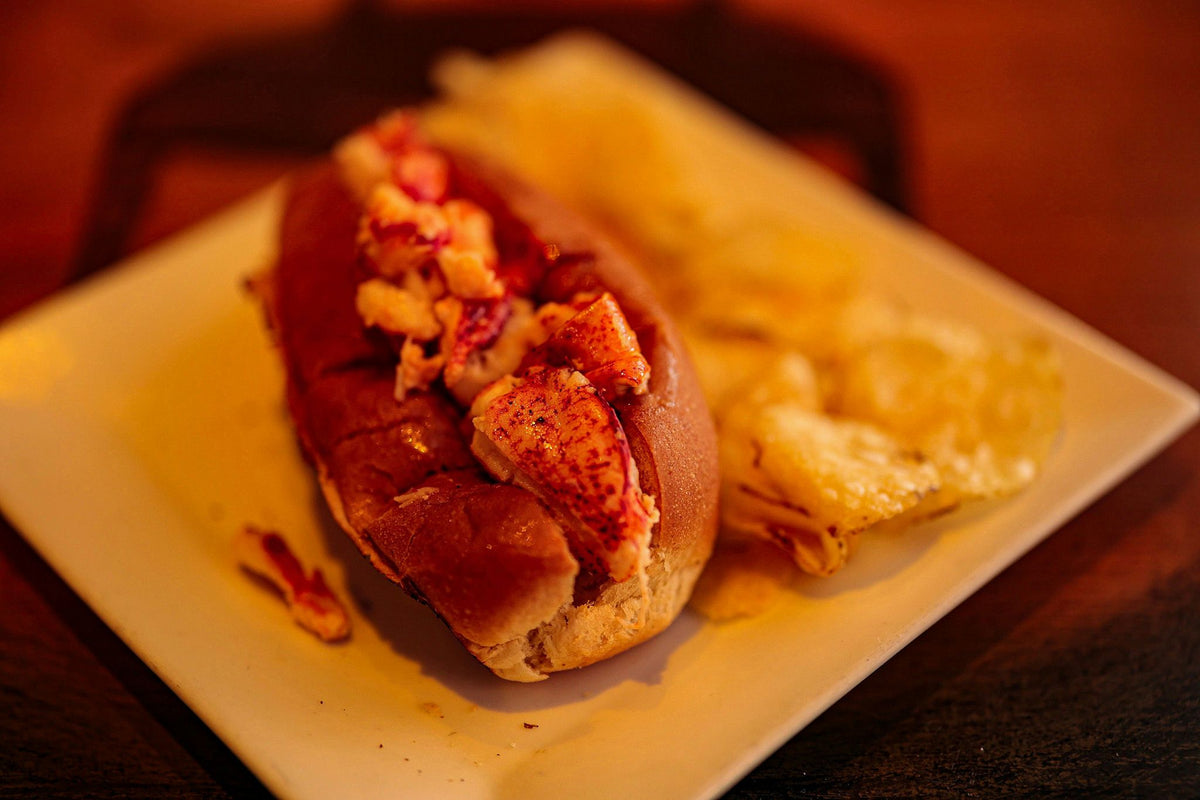 lobster-roll-with-chips