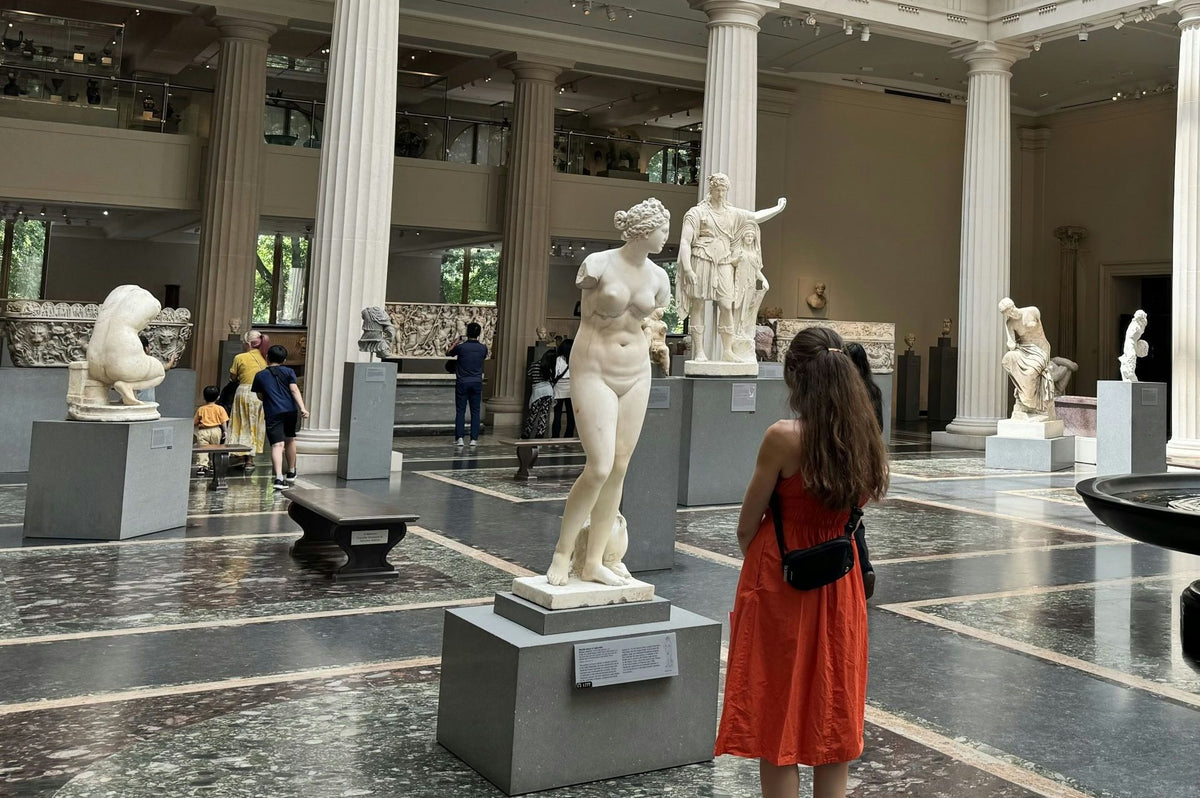 looking-at-statues