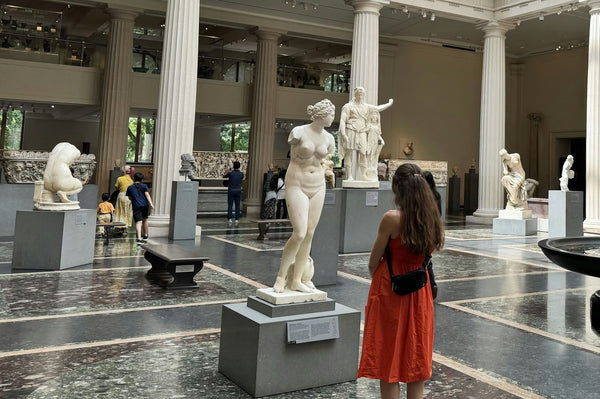 looking-at-statues