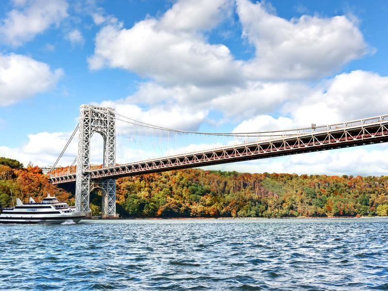 lunch-cruise-in-the-fall-passing-by-bridge