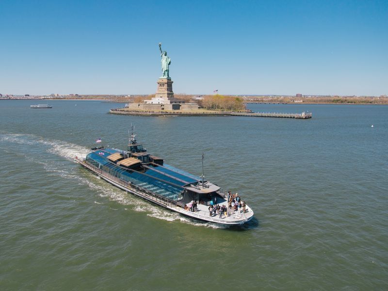 lunch-cruise-passing-by-statue-of-liberty