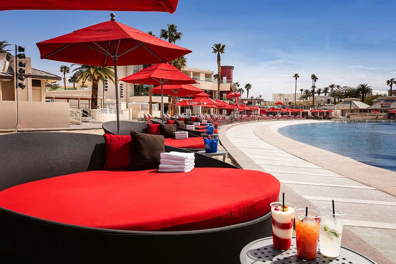 Mandalay-Bay_poolside drinks.jpeg