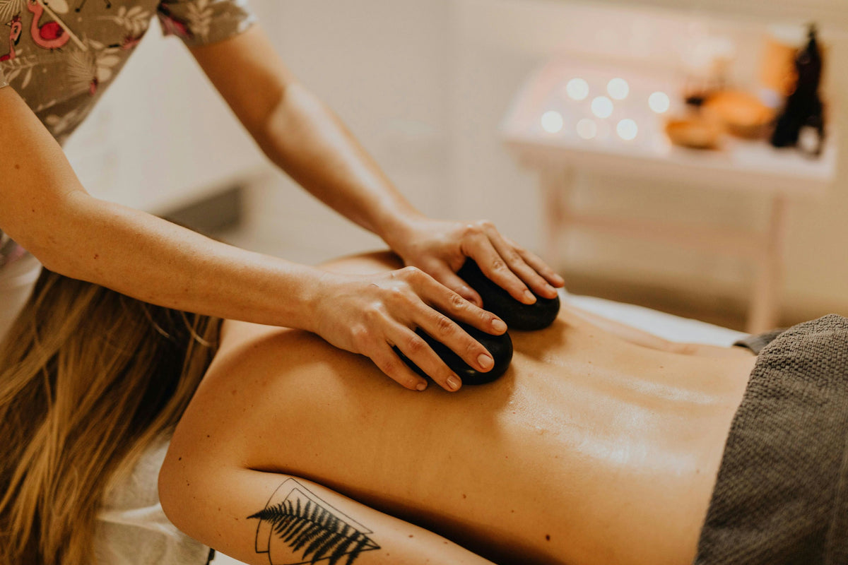 massaging-with-stones