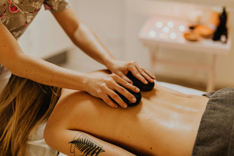 massaging-with-stones