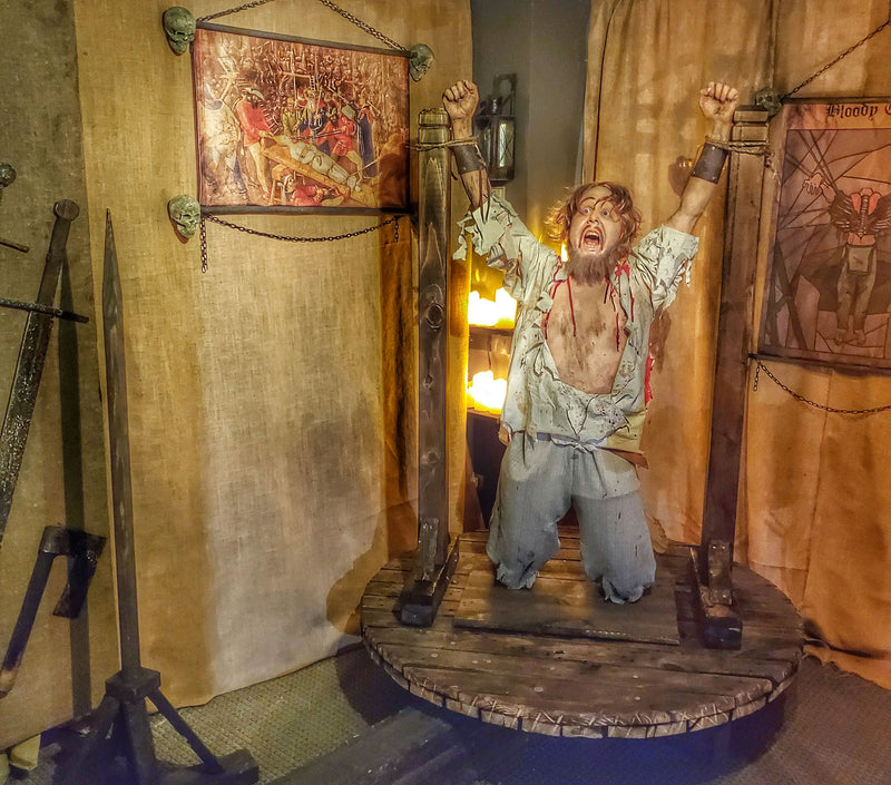 medieval-torture-museum-los-angeles-stocks-exhibit-scene.jpg
