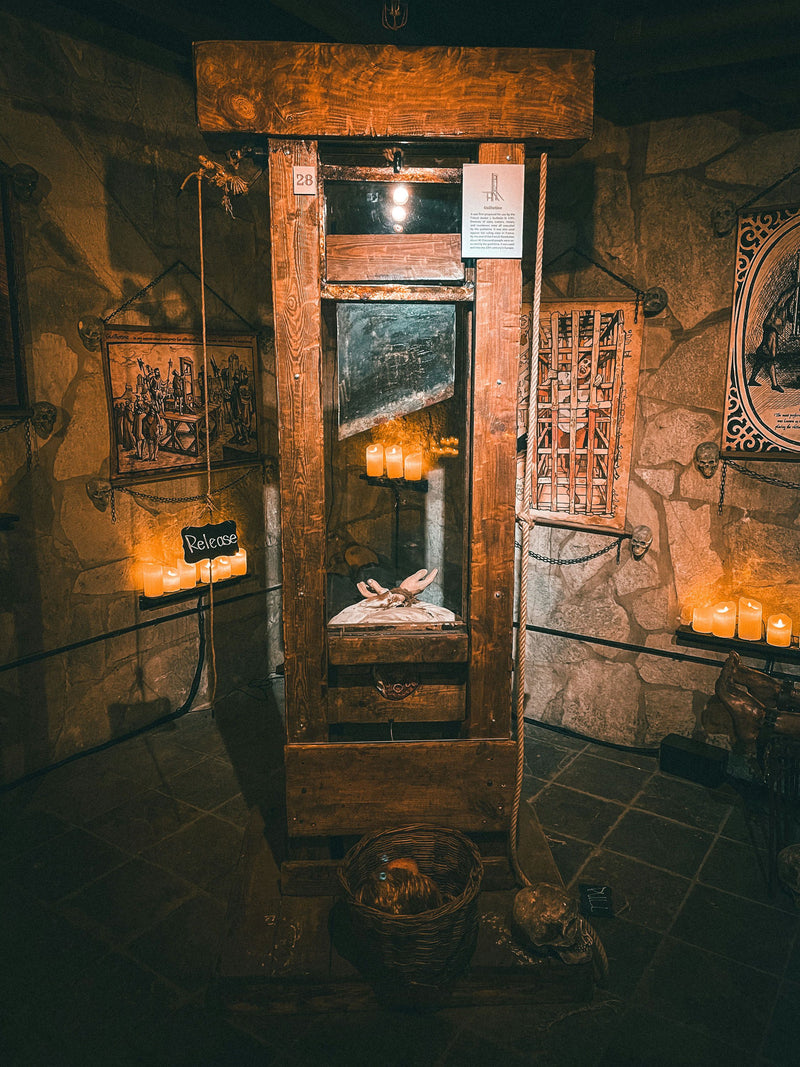 medieval-torture-museum-st-augustine-guillotine-exhibit.jpg