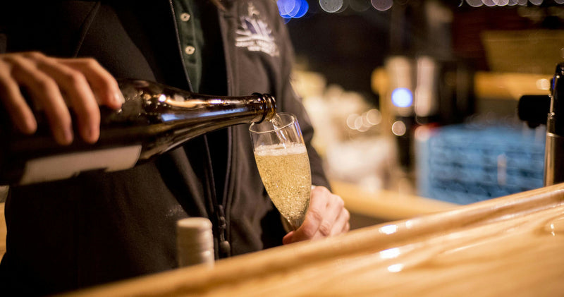 night-champagne-pour-jpeg