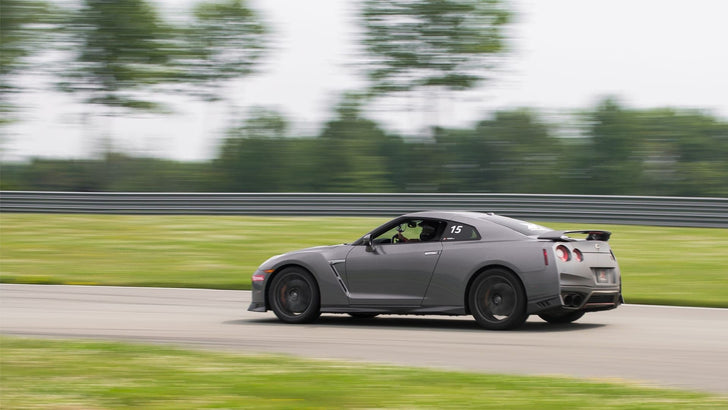 Race a Nissan GT-R Premium - Suika Circuit