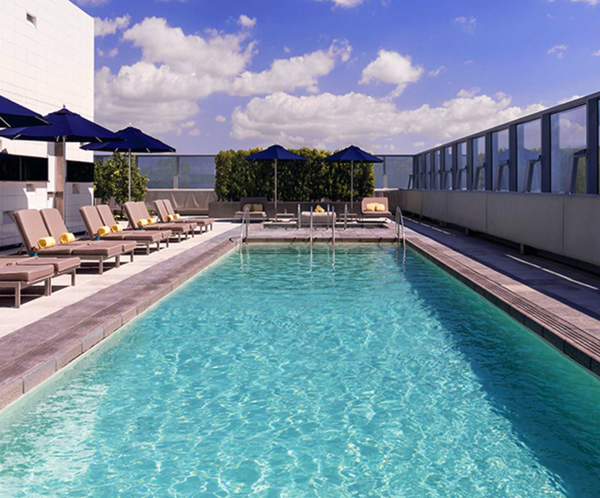 outdoor-pool-with-lounge-chairs