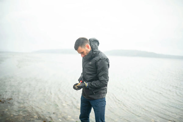 oyster-shucking-in-the-water