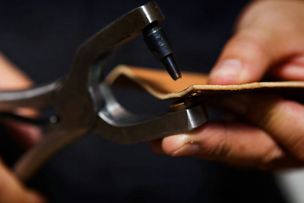 poking-hole-through-leather