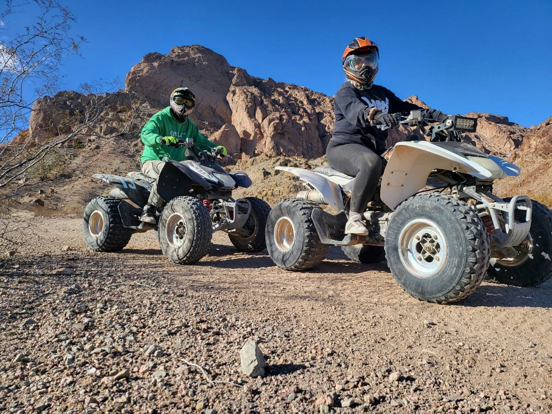 riding-atvs-in-the-desert