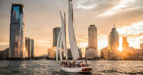 schooner-sailing-towards-
