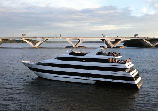Brunch cruise girls