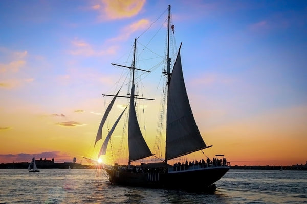 single-sailboat-sunset