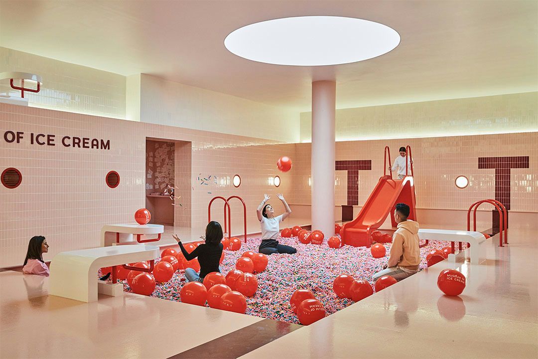sprinkle-pool-with-balloons