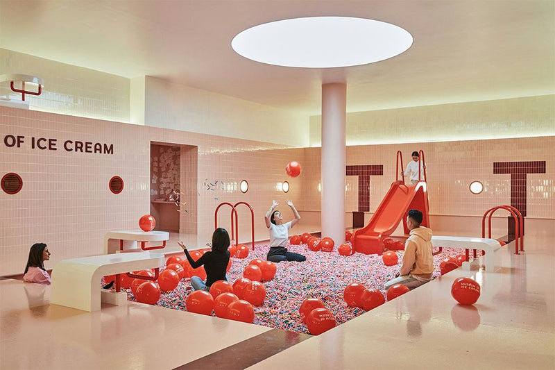 sprinkle-pool-with-balloons