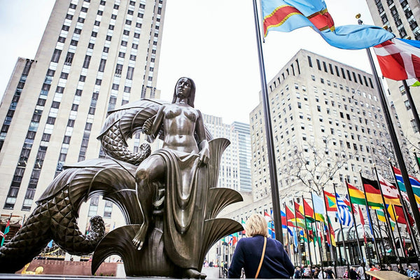 statue-and-flags
