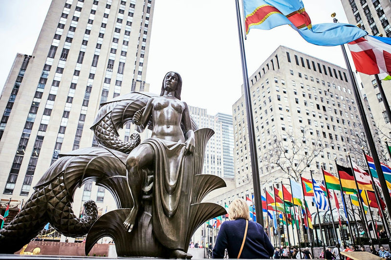 statue-and-flags