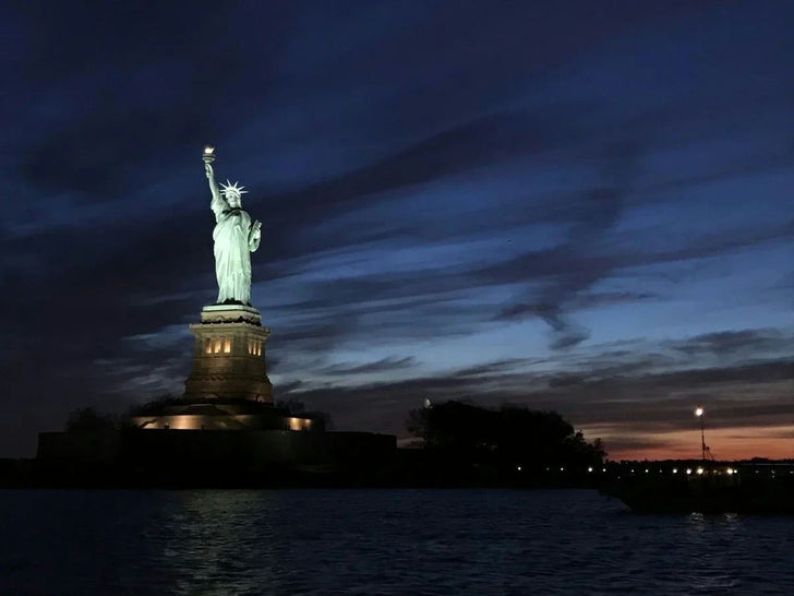Private Evening City Lights Harbor Sailing Tour from Jersey City