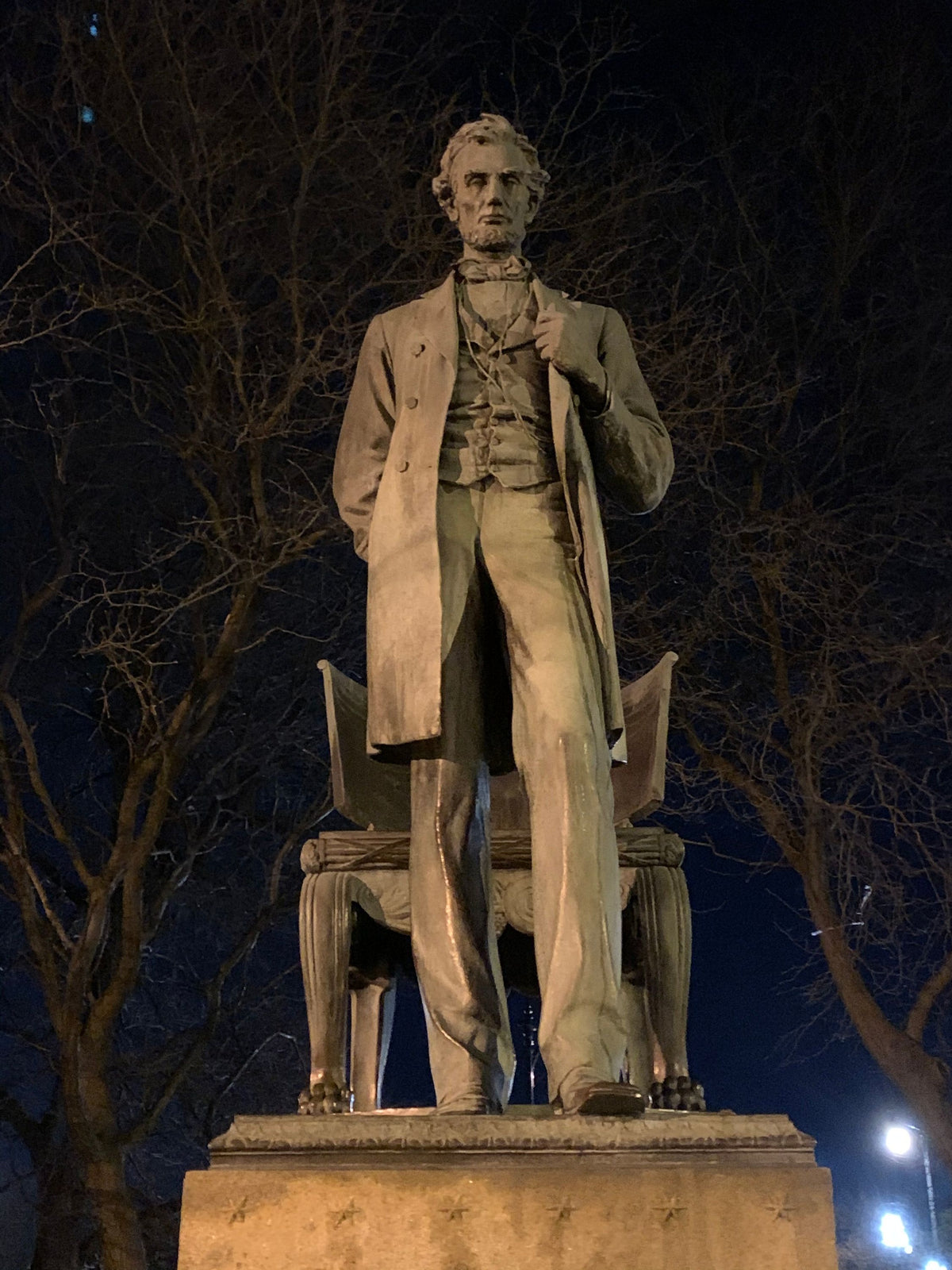 statue-of-licoln-at-night