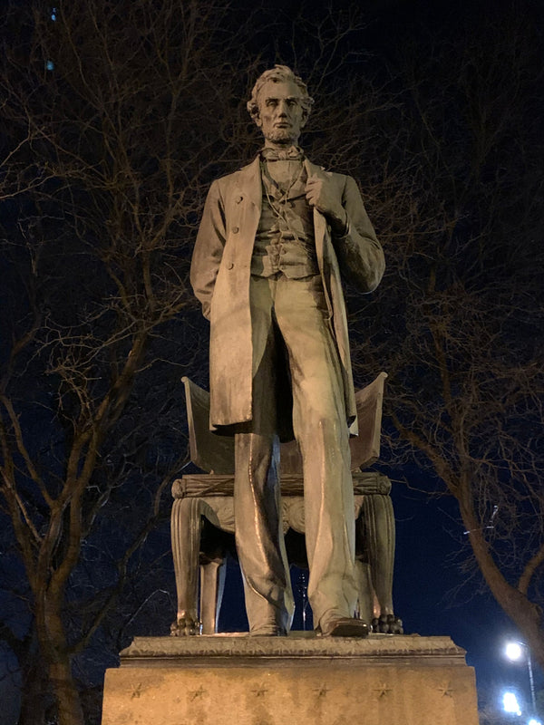 statue of licoln at night