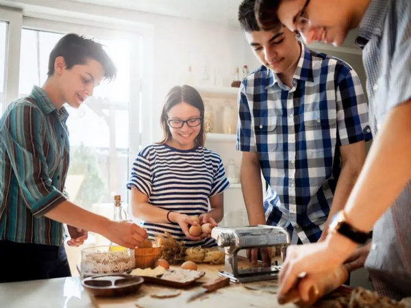 teenage-kids-making-pasta.png