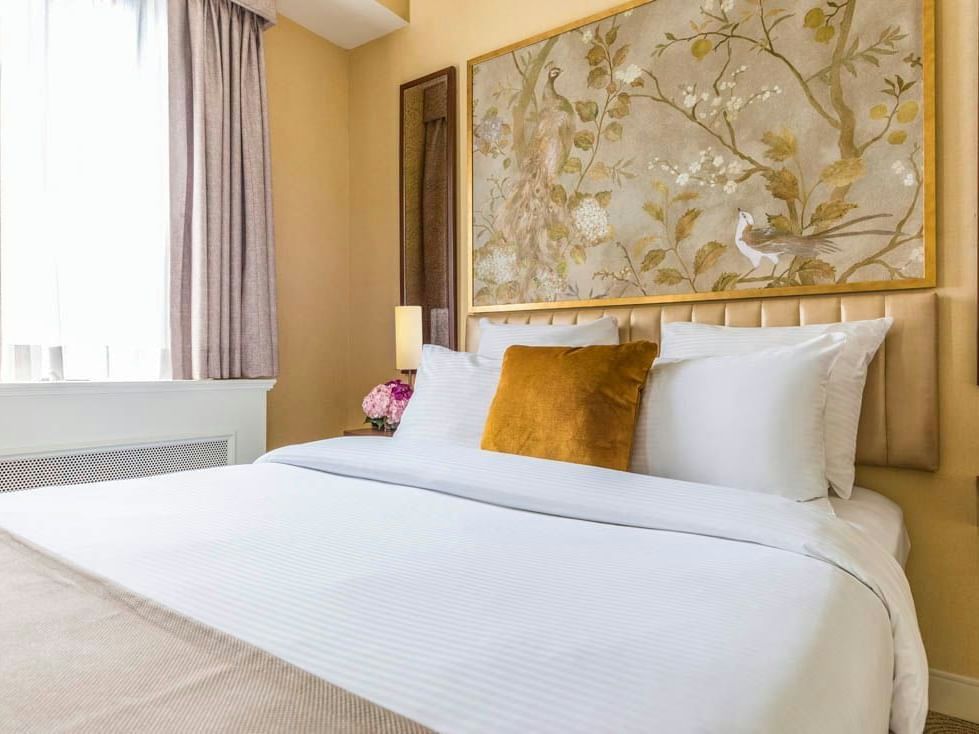 window-and-bed-in-queen-room-warwick-allerton_standard-jpg