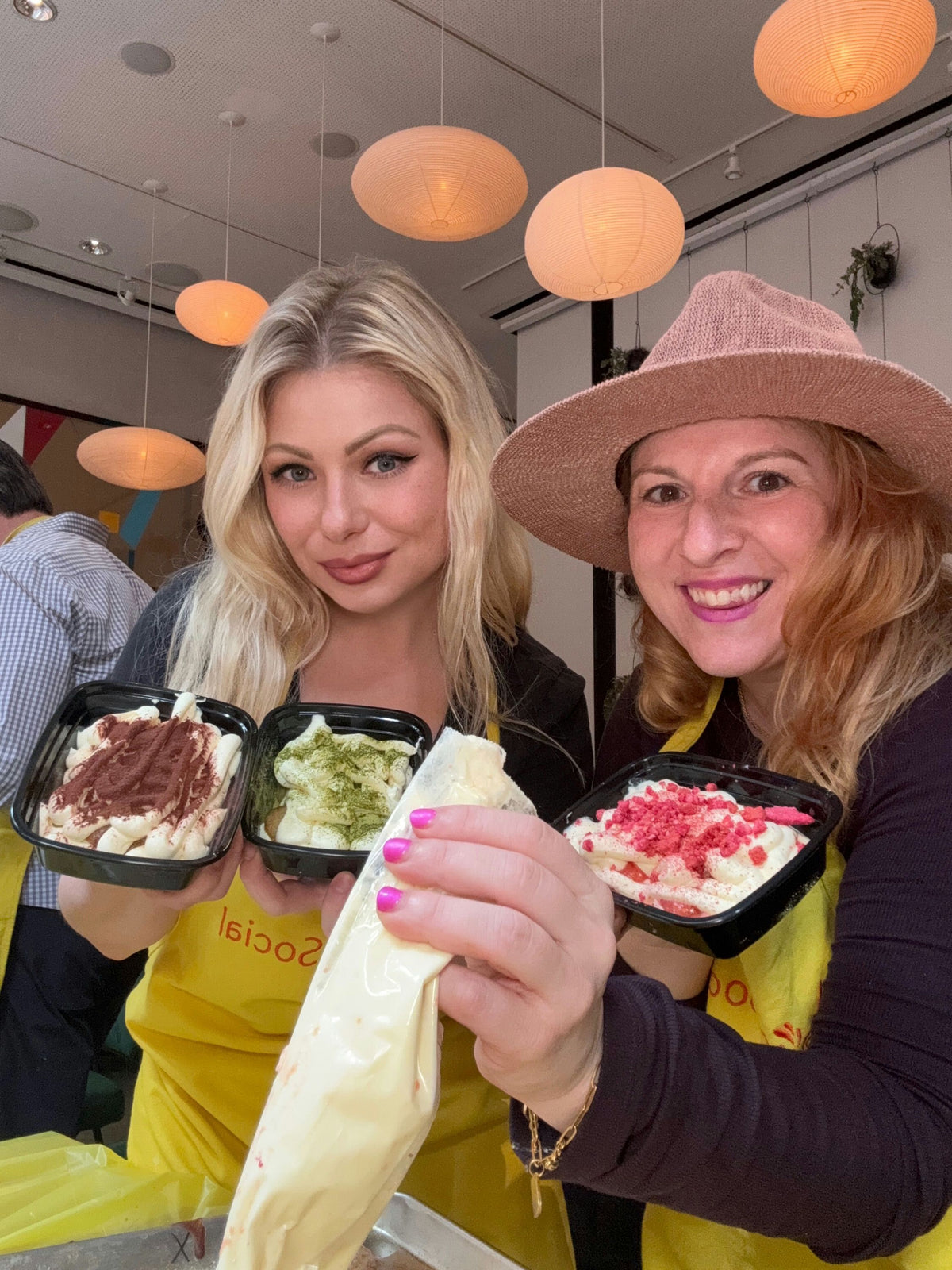 women-with-tiramisu